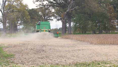 John-Deere-9600-combine-turning-and-preparing-to-harvest-soybeans