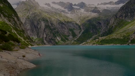 Lago-De-Montaña-En-Los-Alpes-Suizos,-Embalse-En-Medio-De-Las-Montañas