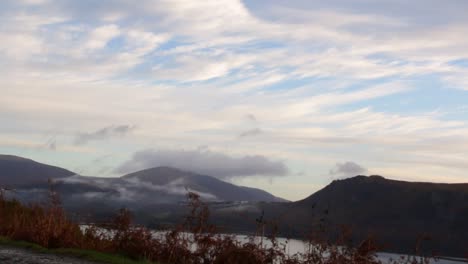 Wunderschöner-Zeitraffer-Von-Wolken,-Die-über-Berge-Im-Lake-District-Nationalpark,-Cumbria,-Vereinigtes-Königreich,-Fließen