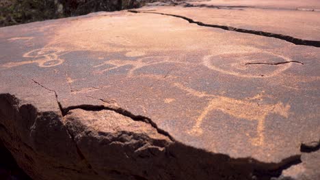 Glatte-Aufnahme-Mehrerer-Felsmalereien-In-Twyfelfontein,-Namibia