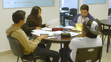 Estudiantes-Que-Estudian-En-El-Campus-Universitario-En-México