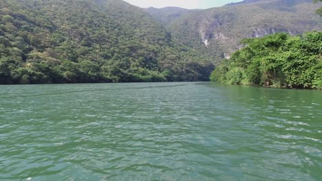 Bootssegeln-Im-Fluss-Grijalva,-Chiapas,-Mexiko