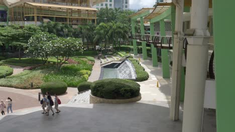 Zeitlupe-–-Illustrative-Redaktionelle-Ansicht-Der-Landschaftsgestaltung-Im-Atrium-Und-An-Den-Promenaden-Des-Ayala-Einkaufszentrums-In-Cebu-City,-Philippinen