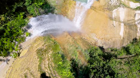POV-Blick-Auf-Die-Felsige,-Kaskadierende,-Frische-Wasserfalllandschaft-In-Der-üppigen,-Tropischen-Bohol-Dschungellandschaft