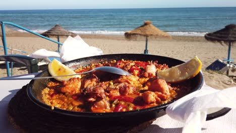 Traditionelle-Spanische-Paella-Mit-Meerblick-An-Einem-Strand-In-Marbella,-Malaga,-Spanien