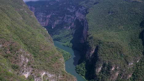Aerial-shot-of-the-Grijalva-River-in-the-Sumidero-Canyon,-Chiapas-Mexico