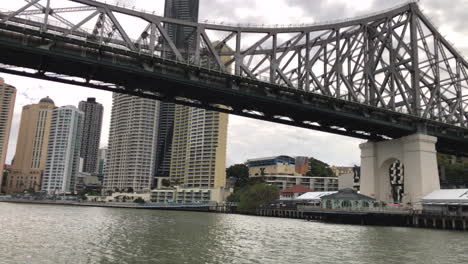 Vista-Panorámica-Del-Puente-Story-Desde-El-Ferry-Cat-De-La-Ciudad-De-Brisbane
