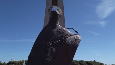 Incline-Hacia-Arriba-Desde-La-Estatua-De-La-Virgen-María-Hasta-El-Monumento-De-Cristo-Rey-En-Almada,-Cerca-De-Lisboa,-Portugal