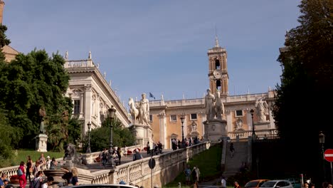 Turistas-Caminando-Por-Las-Escaleras-De-Mármol-Hasta-La-Piazza-Del-Campidoglio-En-La-Colina-Capitolina-Con-Palazzo-Senatorio-Roma,-Italia,-Imágenes-De-4k
