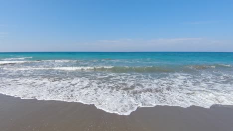 Beobachten-Sie-Die-Wellen-Des-Mittelmeers-Am-Strand-Der-Wunderschönen-Insel-Rhodos-In-Griechenland