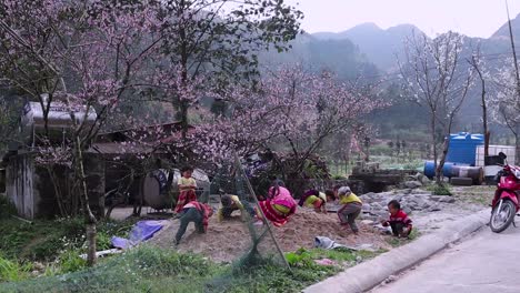 Niños-Jugando-Con-Arena-En-Las-Montañas-De-Vietnam