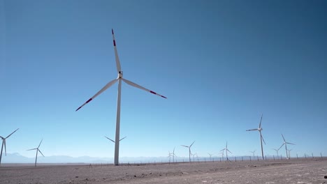 Turbinas-Eólicas-En-El-Hermoso-Y-Soleado-Parque-Eólico-De-Verano