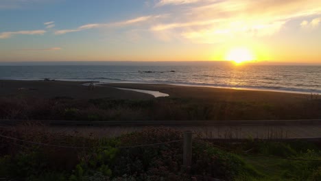 Zeitraffer-Hyperlapse-Eines-Farbenfrohen-Sonnenuntergangs-über-Dem-Pazifischen-Ozean-Im-Moonstone-Beach-Park-In-Cambria,-Kalifornien