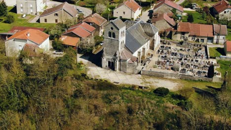 Luftaufnahme-Von-Kapelle-Und-Friedhof