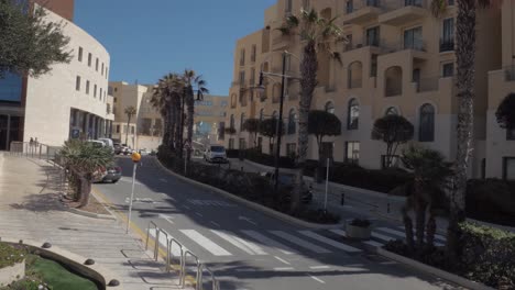 Vista-A-Nivel-De-Los-Ojos-En-La-Calle-De-La-Iglesia-Girando-A-La-Izquierda-Hacia-Vjal-Portomaso-Yendo-Al-Hotel-Hilton-Alrededor-De-Marzo-De-2019