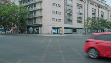 Slowmo,-Autos-Conduciendo-A-Través-De-La-Intersección-En-Sevilla,-España,-Temprano-En-La-Mañana
