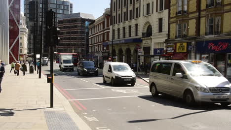 Busy-London-streetscape-on-a-beautiful,-sunny-afternoon