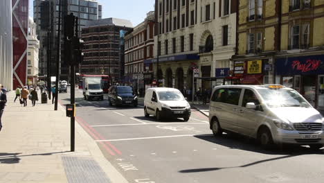 Belebtes-Londoner-Straßenbild-An-Einem-Schönen,-Sonnigen-Nachmittag