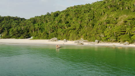 Holzboot-Vor-Anker-An-Einem-Berühmten-Brasilianischen-Paradiesischen-Strand,-Insel-Campeche,-Florianopolis,-Santa-Catarina