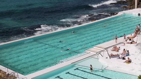 Schwimmer-Trainieren-Und-Machen-An-Einem-Schönen-Frühlingstag-Runden-Im-Bondi-Ocean-Pool