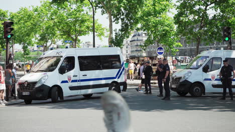 Polizisten-Blockieren-Die-Straßen-An-Der-Chatlet-Kreuzung,-Bevor-Die-Pride-Parade-2019-Beginnt