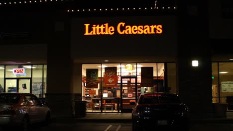 Little-Caesars-Pizza-Amplia-Establecimiento-Disparo-Noche