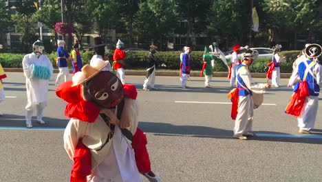 A-masked-clown-plays-with-audience-at-Hanseong-Baekje-festival,-Jamsil-dong,-Songpa-gu,-Seoul,-South-Korea