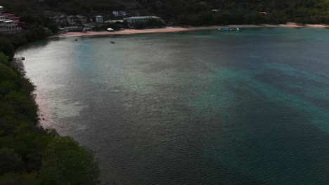 Luftaufnahmen-Vom-Strand-Von-Morne-Rouge-Mit-Bergen-Im-Hintergrund