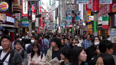 Eine-Menschenmenge,-Die-Auf-Der-Einkaufsstraße-Shibuya-Center-Gai-In-Der-Nähe-Der-Shibuya-Kreuzung-Läuft