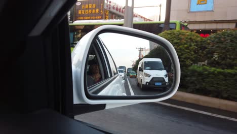 Xian,-China---Agosto-De-2019:-Vista-Del-Espejo-Del-Automóvil-Del-Tráfico-En-Una-Calle-Concurrida-En-La-Ciudad-De-Xian-En-Verano,-Provincia-De-Shaanxi