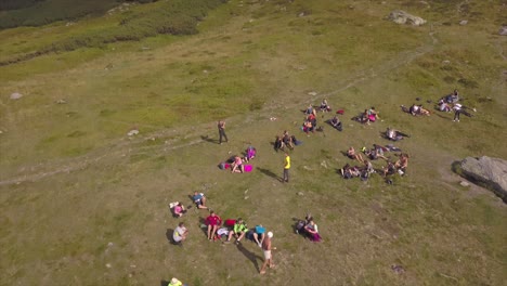 Vista-Aérea-De-Un-Gran-Grupo-De-Personas-Que-Se-Relajan-En-El-Parque-Nacional-De-Las-Montañas-Rodnei,-Rumania