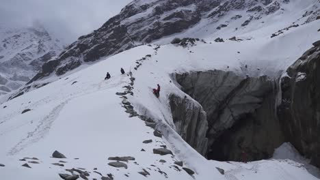 Montañeros-Del-Himalaya-En-Los-Picos-De-Las-Montañas-De-Hielo-Del-Himalaya