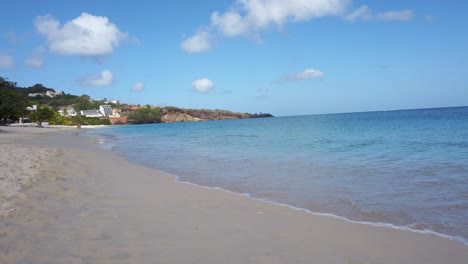 Una-Pareja-Caminando-Por-La-Playa-De-Grand-Anse-De-Regreso-Al-Resort-En-La-Isla-Caribeña-De-Granada