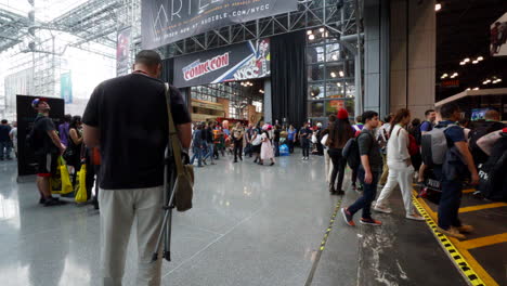 Zeitraffer,-Hunderte-Von-Menschen-Betreten-Und-Verlassen-Die-Comiccon-Veranstaltung-In-New-York