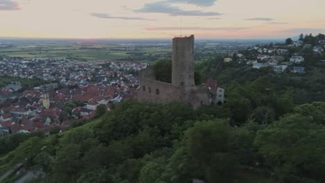 Schwenkende-Luftaufnahme-Rund-Um-Strahlenburg-Schriesheim-In-Deutschland-Bei-Wunderschönem-Sonnenuntergang