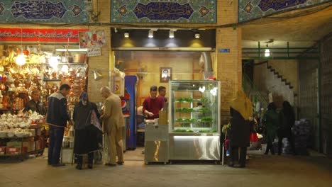 Kupfergeschäft-Und-Lebensmittelgeschäft-Im-Tadschrischen-Basar-In-Teheran,-Iran