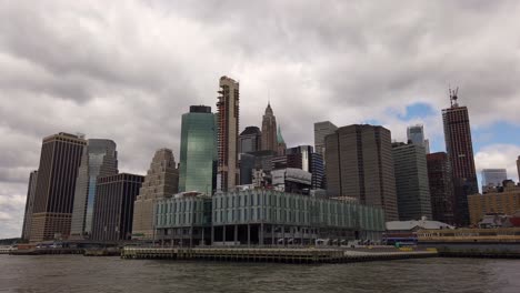 Annäherung-An-Das-Finanzviertel-Von-Norden-Am-East-River,-New-York-City