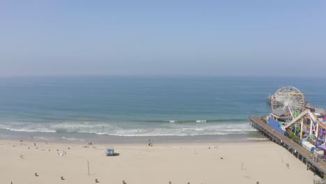 Luftaufnahme-Des-Santa-Monica-Pier-An-Einem-Sonnigen-Sommermorgen
