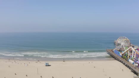 Panorámica-Aérea-Del-Muelle-De-Santa-Monica-En-Una-Soleada-Mañana-De-Verano