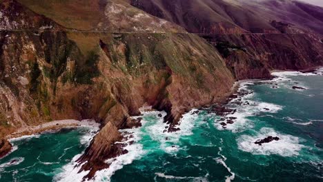 Coastal-Highway-on-Huge-Cliffs-above-Turquoise-Ocean-in-Big-Sur,-Cali