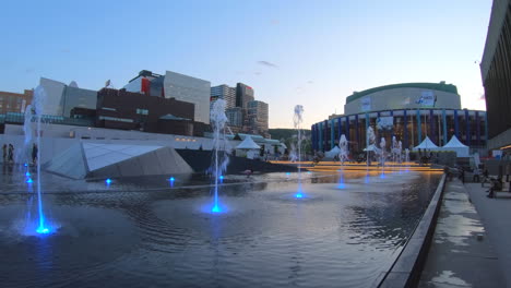 Editorial,-Disparo-Establecido,-Vista-De-La-Fuente-De-Agua-Pública-Al-Aire-Libre-En-La-Place-Des-Festivals-Montreal,-Momento-De-La-Puesta-De-Sol-Y-Hermoso-Cielo-Azul