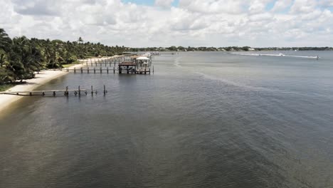 Luftaufnahme-Der-Docks-Entlang-Der-Küste-Im-Süden-Floridas,-Palmen-Wehen-Im-Wind