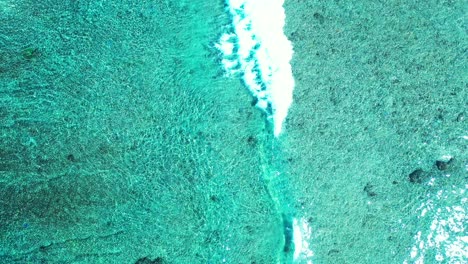 Textura-De-Agua-Abstracta,-Mar-Tropical,-Isla-Maldiva-Volando-Sobre-Aguas-Poco-Profundas-Y-Arrecifes-De-Coral