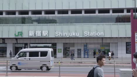 Cámara-Lenta-De-Los-Japoneses-En-La-Estación-De-Tren-De-Shinjuku-En-Un-Día-Soleado-En-Japón---Toma-En-Cámara-Lenta