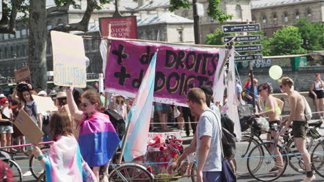 Menschen-Beim-Gay-Pride-2019-In-Paris-Marschieren-Neben-Fahrrädern-Mit-Schildern-Für-Menschenrechte