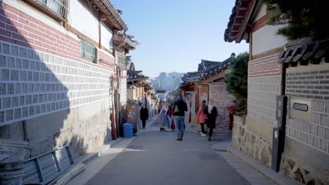 Timelapse-De-Turistas-En-El-Pueblo-De-Bukchon-Hanoak-En-Seúl