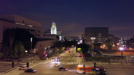 Filmische-Luftaufnahme-Des-Rathausgebäudes-Von-Los-Angeles,-Kalifornien,-Bei-Nacht