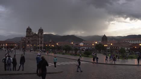 Berühmter-Hauptplatz-Namens-Plaza-De-Armas-In-Cusco-Bei-Bewölktem-Sonnenuntergang,-Peru