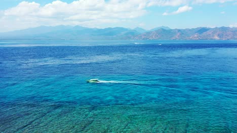 Ausflugsboot-Segelt-In-Der-Nähe-Der-Insel-Sumilon-Mit-Dem-Sandstrand-Der-Philippinen
