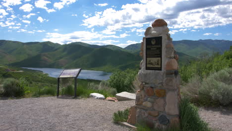 Kleines-Berggipfelschild-Mit-Kleinem-Talreservoir-Im-Hintergrund